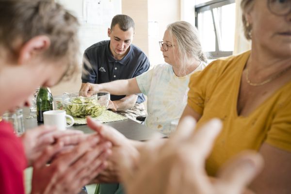 Die Bewohner der WG beim zubereiten des Essens