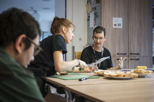 Die Bewohner der WG beim Frühstückstisch