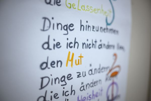 selbstgeschriebener Text auf einem Papier; darauf steht: "die Gelassenheit Dinge hinzunehmen, die ich nicht ändern kann, den Mut Dinge zu ändern, die ich ändern kann ..."